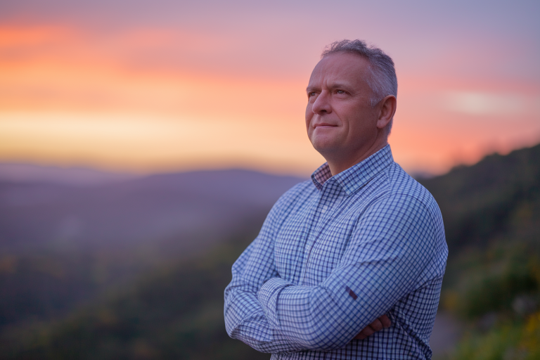 homme-mature-pensif-coucher-soleil