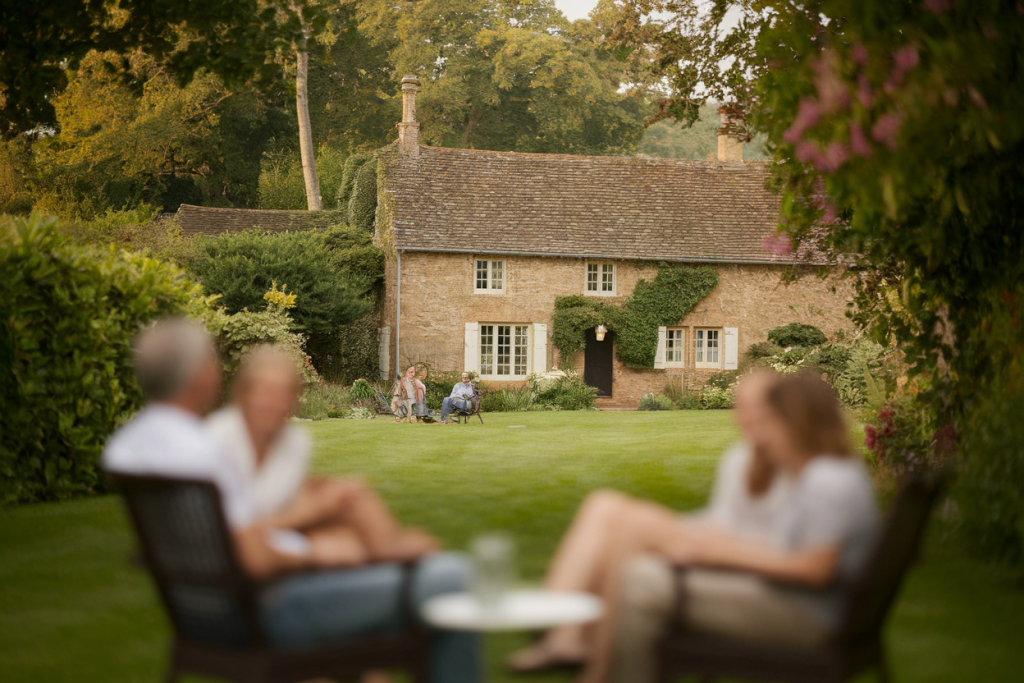 maison-campagne-jardin-famille-floue