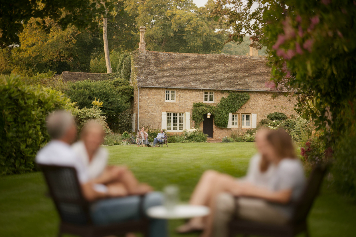 maison-campagne-jardin-famille-floue