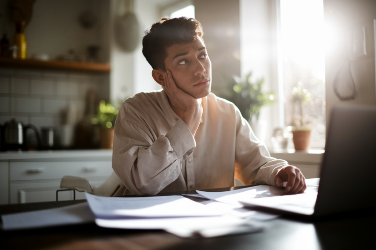 personne-pensive-table-cuisine-ordinateur