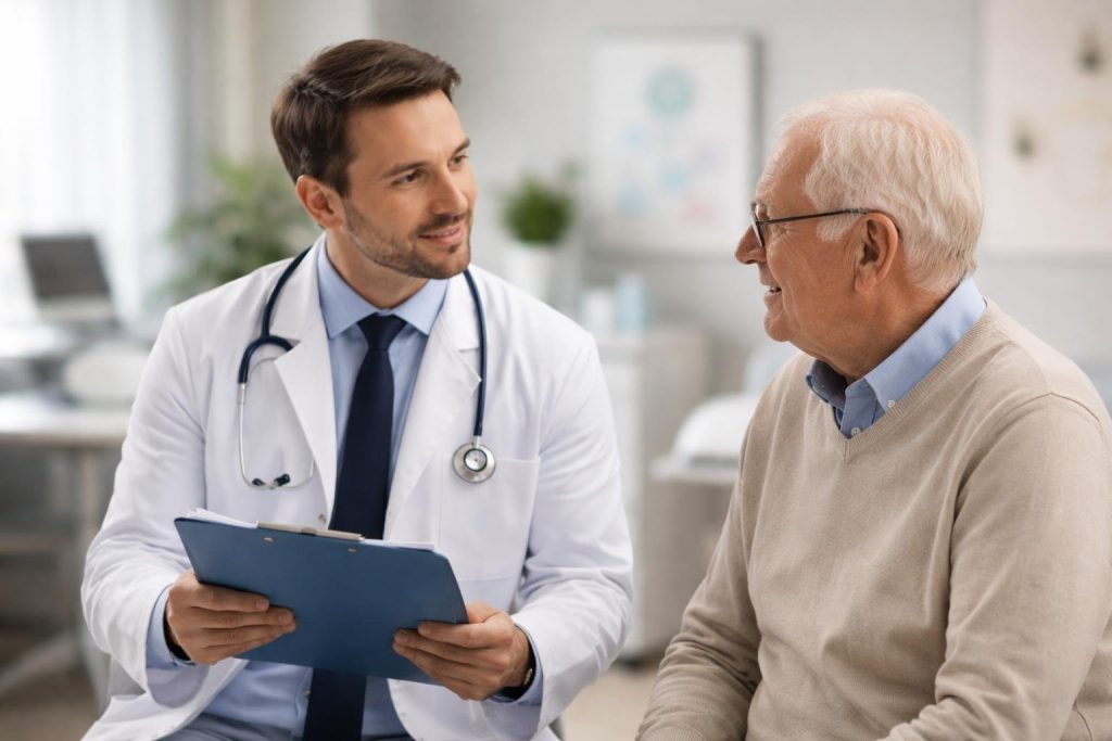 medecin-personne-agee-cabinet-moderne