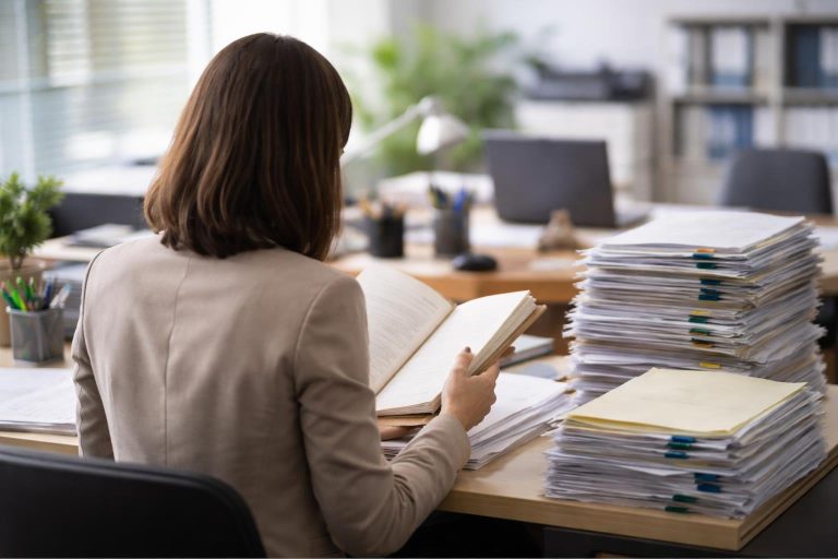 personne-bureau-dossiers-documents-gradins